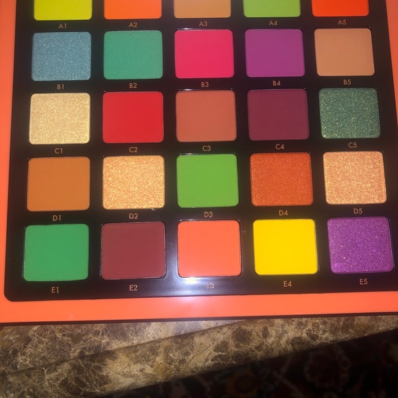 *NEW* ABH NORVINA Vol 3 Vegan Eyeshadow Palette! Rainbow Orange Green Blue - Picture 2 of 10
